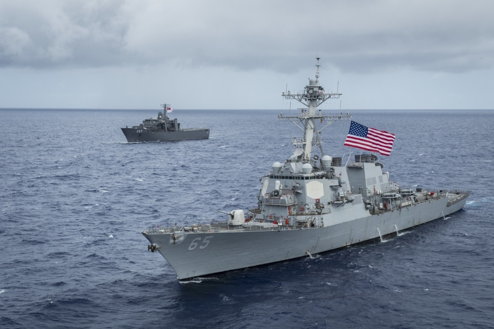 美國海軍從2018年下半年開始不定期的派神盾驅逐艦自我國南部海域行經台灣海峽，向東北航行。圖右為DDG-65「班福特號」。（圖片取自美國海軍官網）