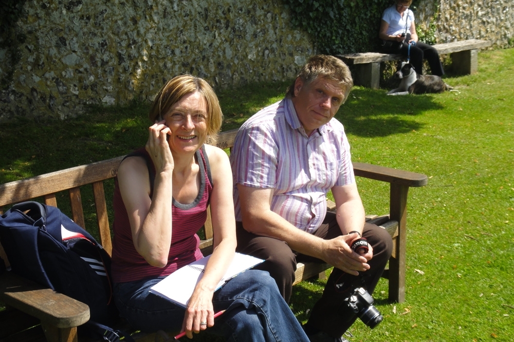 （2012 © Gareth Williams , Alfriston with Jeff & Sue - June 2012 - Never Take Your Work Phone With You on Holiday 2 @ Flickr, CC BY-SA 2.0.）