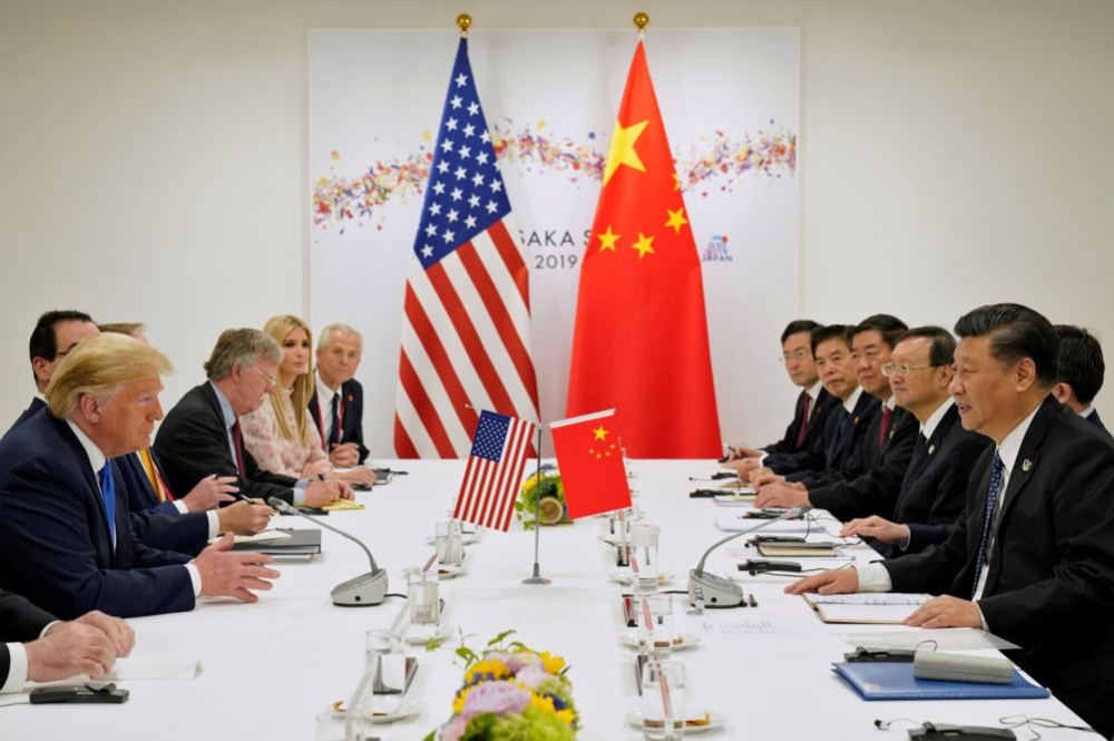 美國總統川普（左）6月29日與中國國家主席習近平於G20大阪會議中協商。（湯森路透）