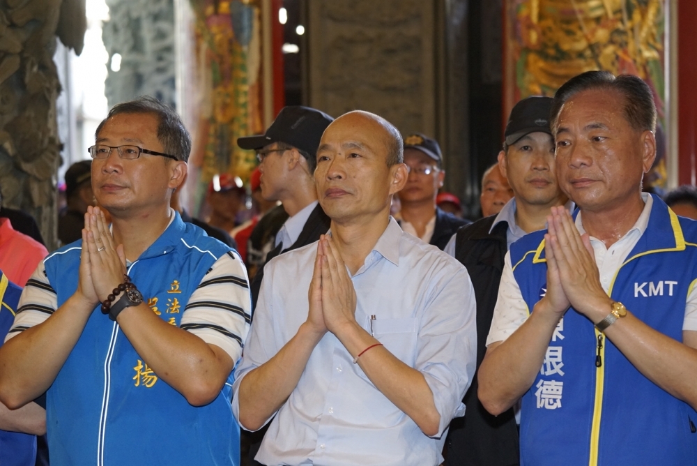 國民黨總統參選人韓國瑜3日參拜桃園大園仁壽宮，左為吳志揚，右為陳根德。（攝影：李景濤）