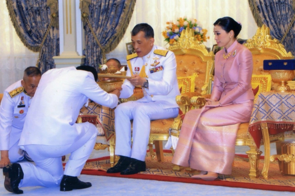 泰國國王拉瑪十世瓦吉拉隆功（中央坐者）5月新冊封王后。（湯森路透）
