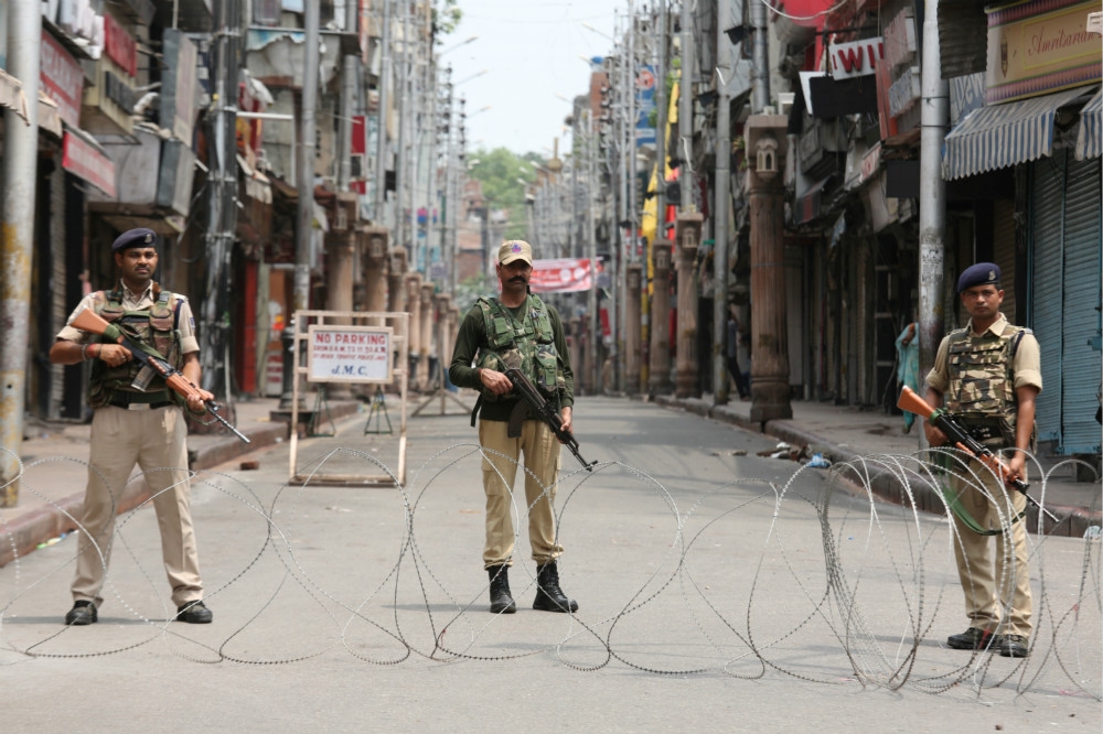 印度軍方正在喀什米爾首府街頭進行巡邏。（湯森路透）