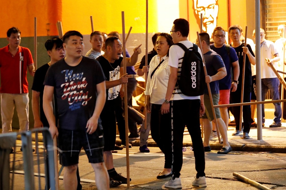香港5日深夜反送中人士與挺港府人士起衝突。（湯森路透）