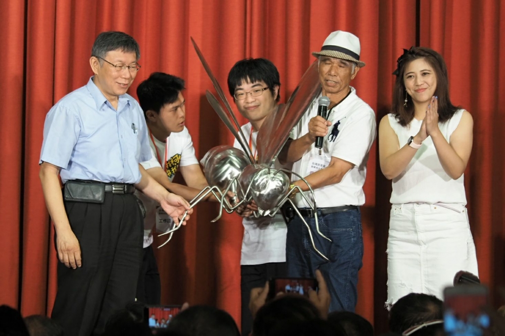 柯文哲（左1）6日創立台灣民眾黨，年滿16歲就能入黨，允許雙重黨籍，入黨免黨費；簡稱避免諧音，取作「民眾黨」。（攝影：張家銘）