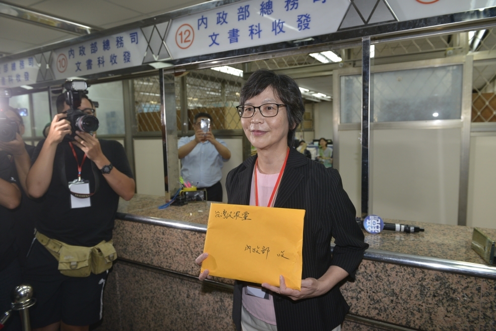 市府顧問蔡壁如6日於台灣民眾黨創黨大會會後，前往內政部繳交申請資料。蔡壁如時強調，未來提名立委將不排除提名「雙重黨籍」。（攝影：李智為）