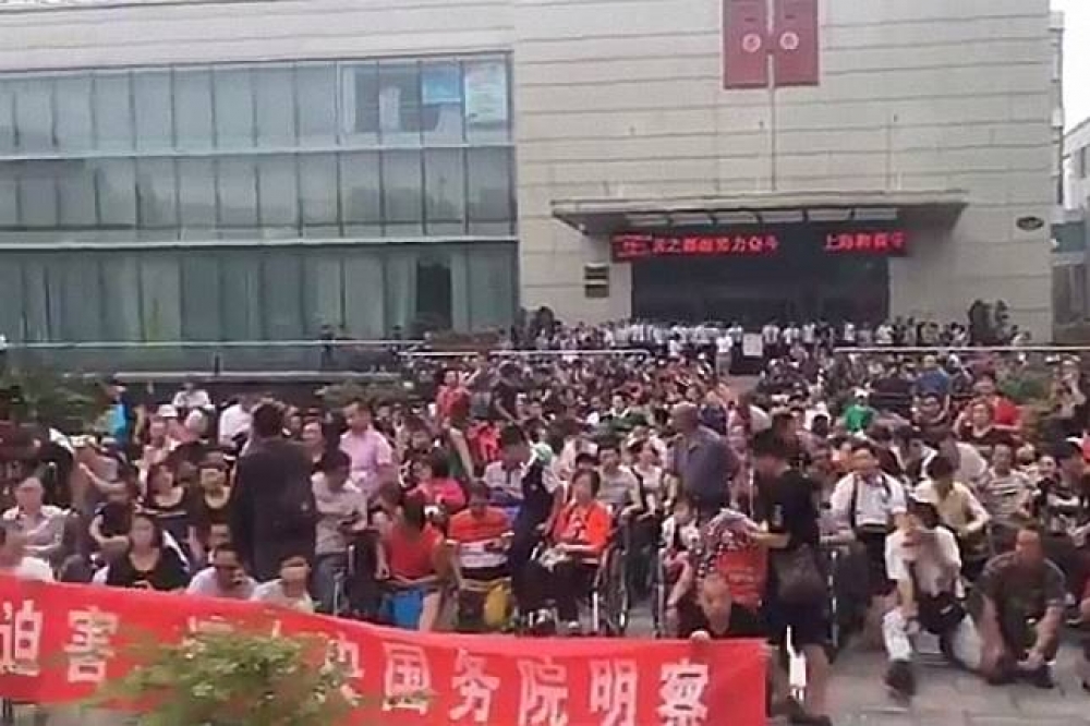 24日於北京大紅門國際會展中心外示威的民眾。（取自推特 @o66071443）