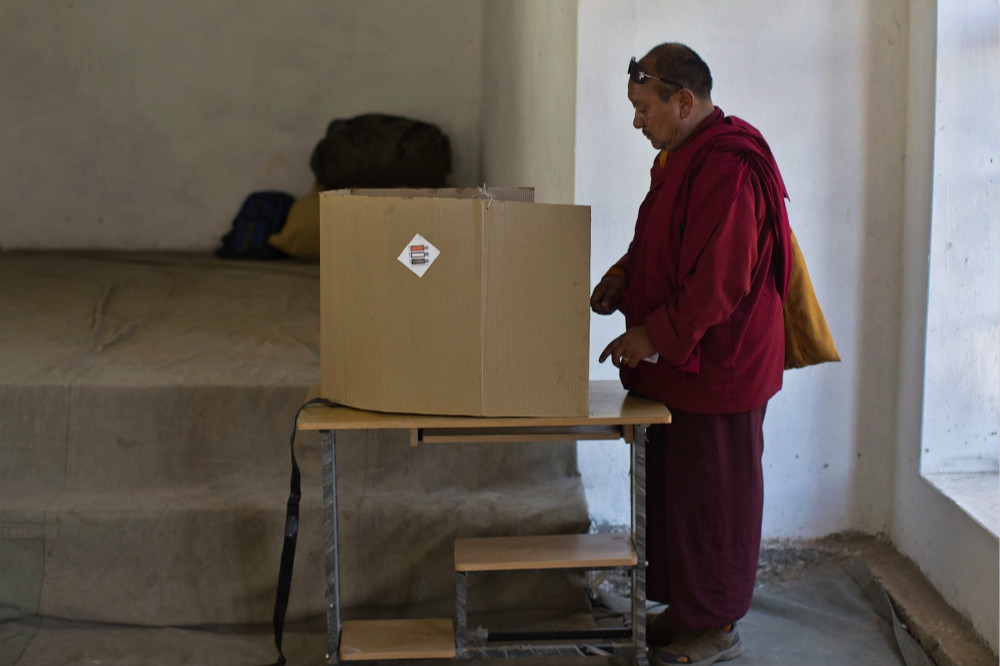 一名印度拉達克地區的佛教僧侶，正進行議會投票。（湯森路透）
