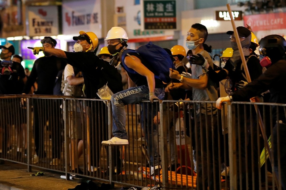 香港民眾反送中抗議行動仍持續在各地進行。（湯森路透）