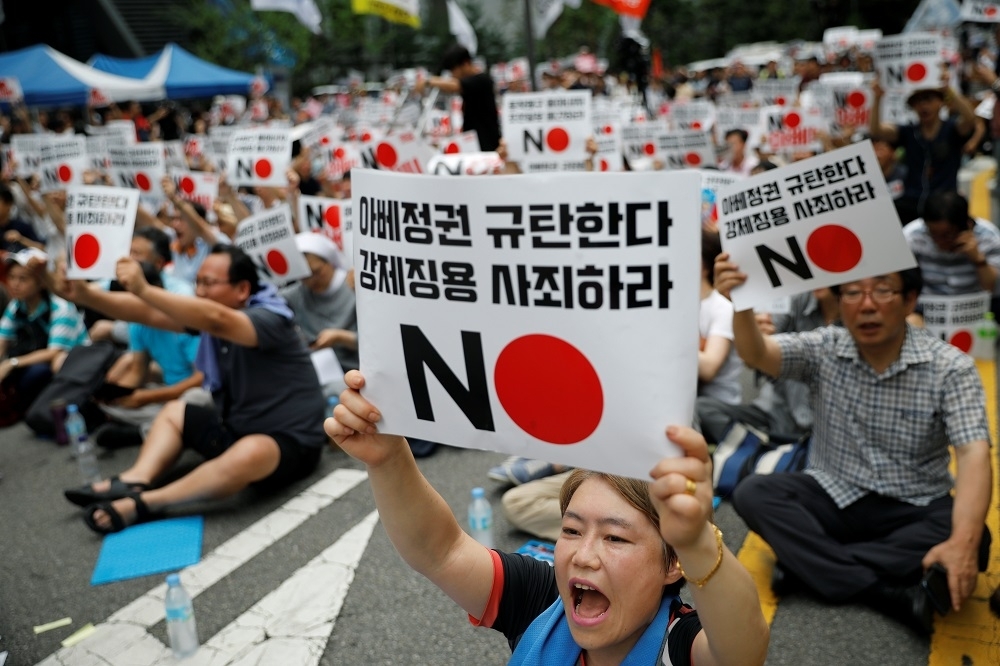 韓國人的民族主義，似乎蓋過了民主vs專制的日韓共同價值觀。（抗議日本的韓國民眾／湯森路透）