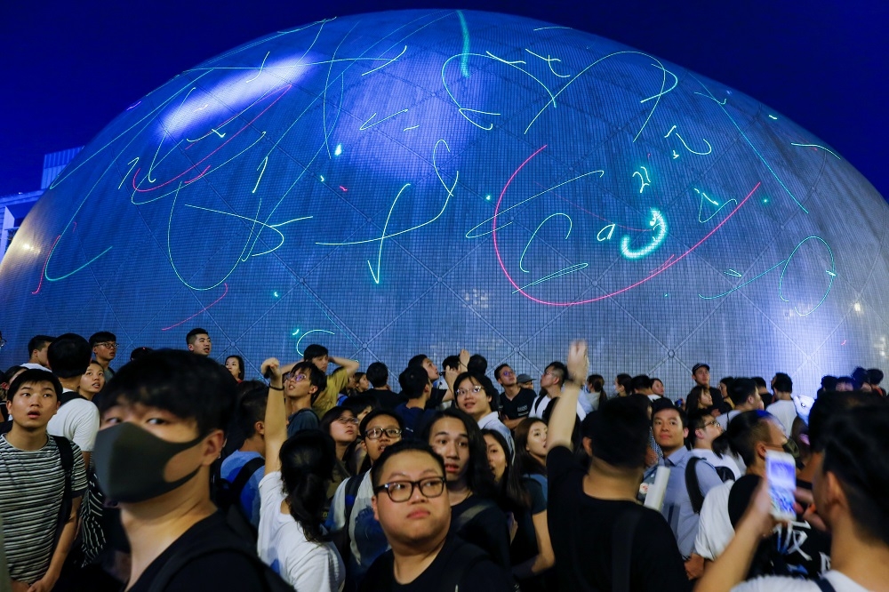 香港民眾7日晚間發起雷射筆觀星活動，照亮天文館外牆。（湯森路透）