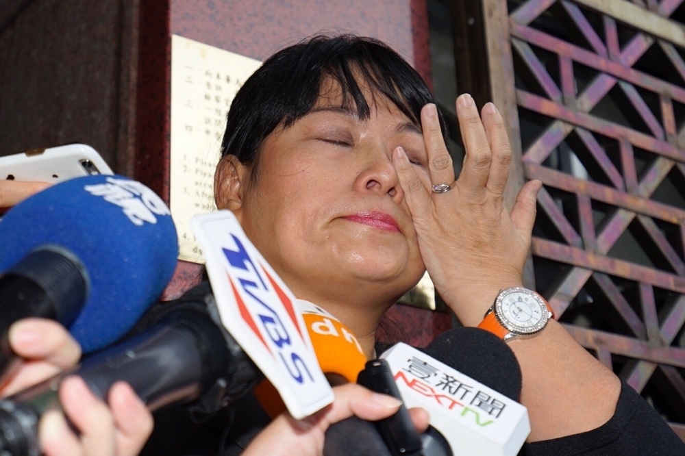 紙風車文教基金會副執行長張敏宜8日按鈴申告律師葉慶元，她哭訴：「請專業大律師不要欺負人。」（攝影：李景濤）