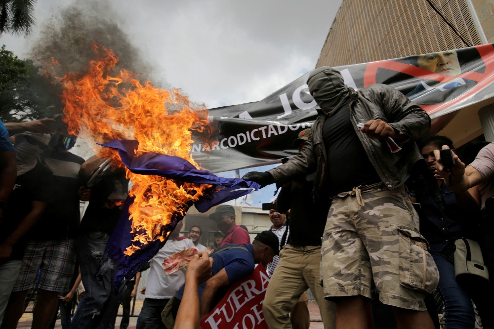 宏都拉斯首都德古西加巴爆發大規模民眾抗爭。（湯森路透）