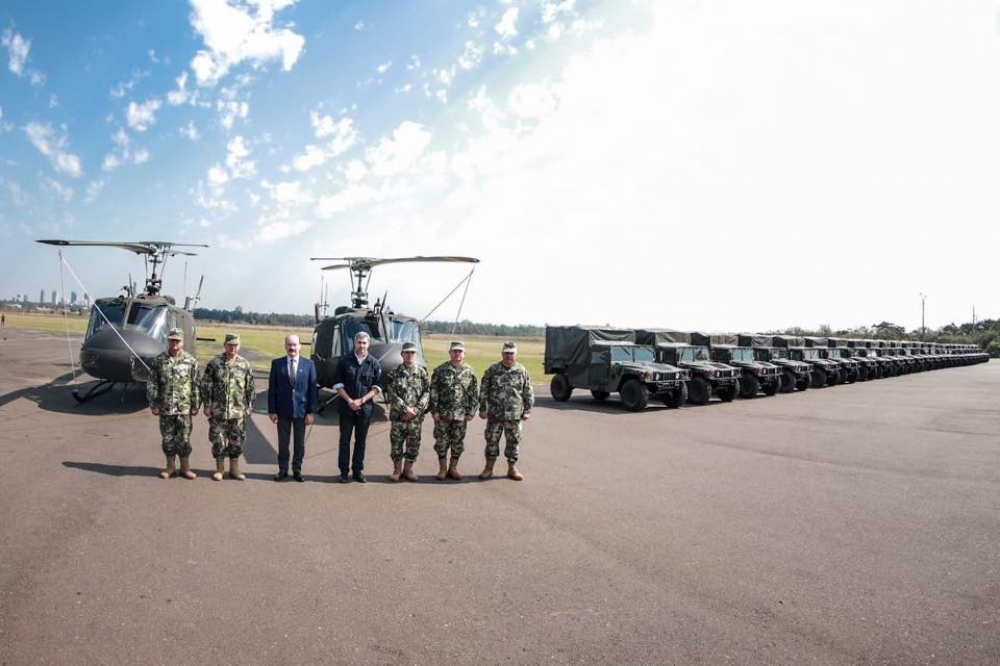 巴拉圭總統阿布鐸（左4）在臉書PO出大批國防戰備，表示是「來自台灣的禮物」。（圖片取自Mario Abdo臉書）