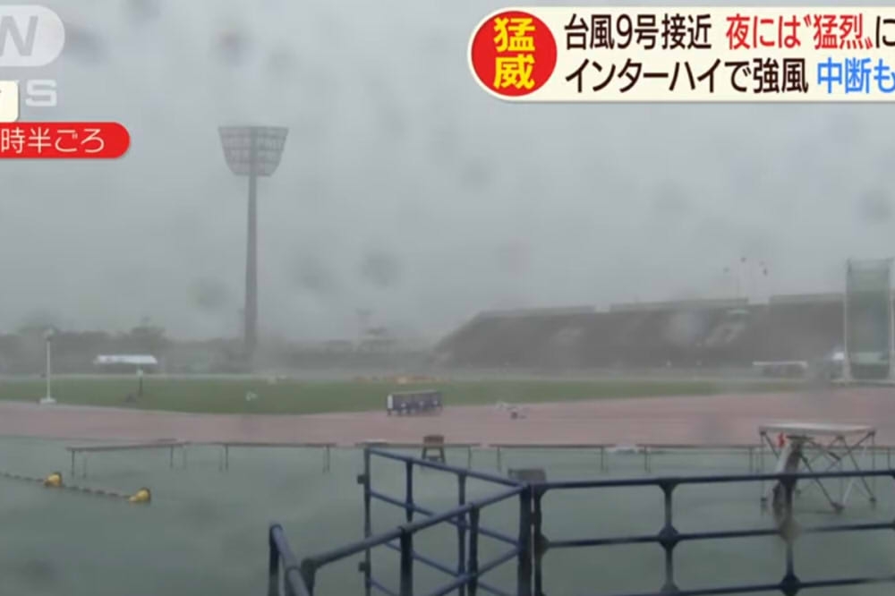 利奇馬颱風9日中午登陸石垣島，而日本氣象廳也將利奇馬定義為「猛烈強颱」。（圖片取自ANN news YouTunbe）