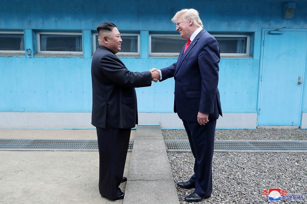 6月30日美國總統川普（右）與北韓領導人金正恩（左）於板門店三度會面。（湯森路透）