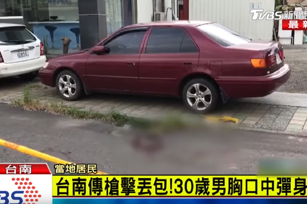 台南市仁德區11日下午驚傳槍擊案，1名男子胸部中槍倒臥路邊，救護人員到場時已無呼吸心跳，送往成大醫院急救宣告不治。（圖片取自TVBS youtube）