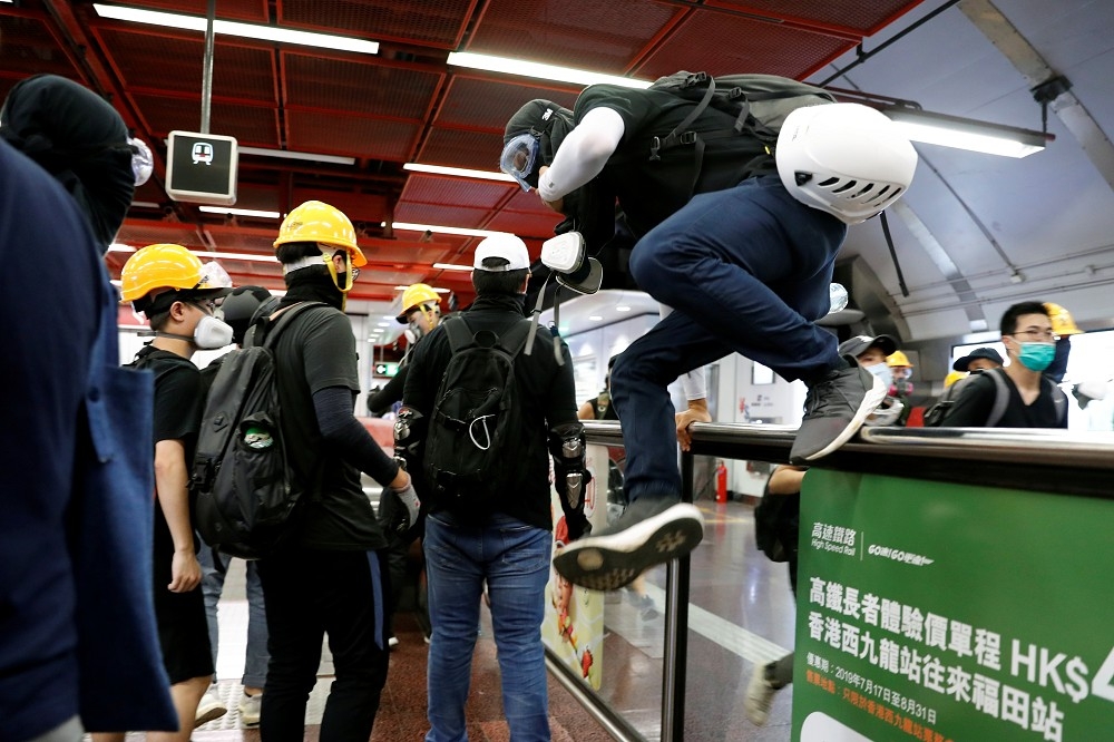 香港11日多地爆發警民衝突。（湯森路透）