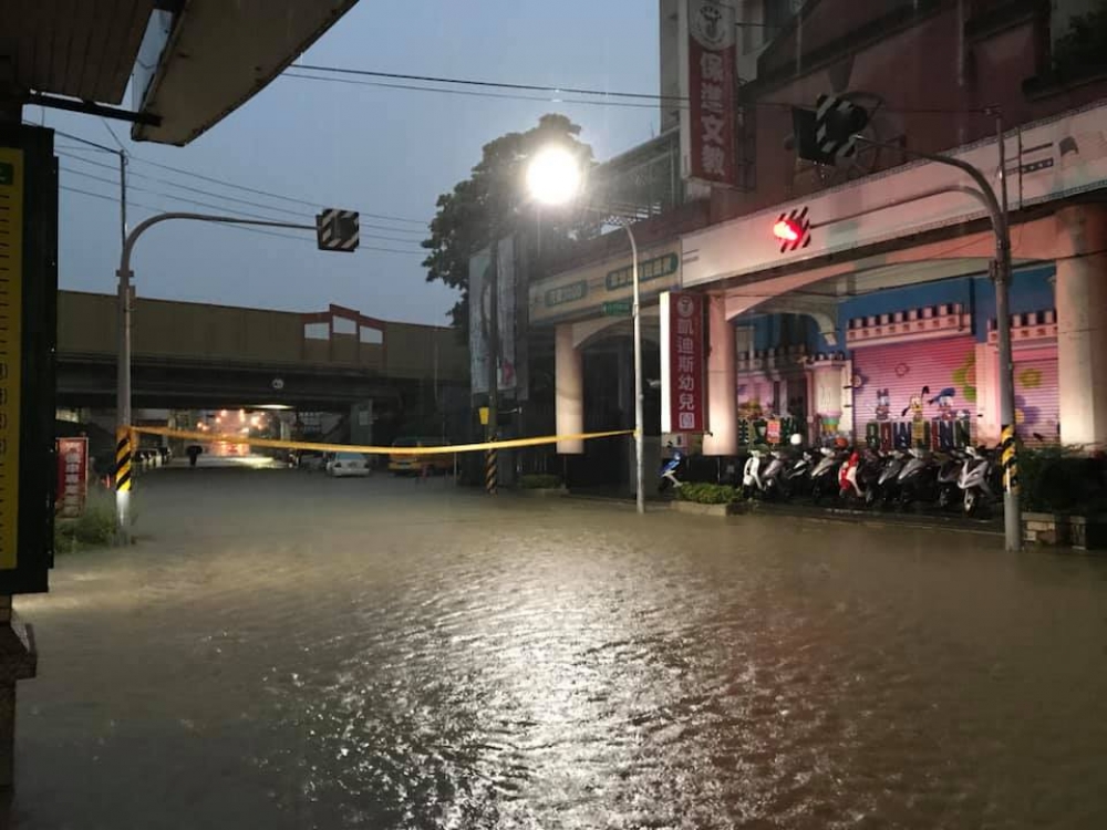 雨炸台南，造成多處道路淹積水，台南市政府宣布13日全日停止上班上課一天。（圖片取自台南市淹水臉書）

