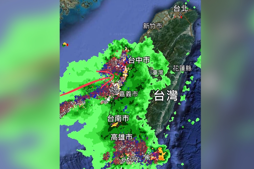 氣象風險公司13日再指出，南台灣下了一整晚的雷雨，可能「轉戰到台中到嘉義、屏東」。（圖片取自天氣風險公司臉書）