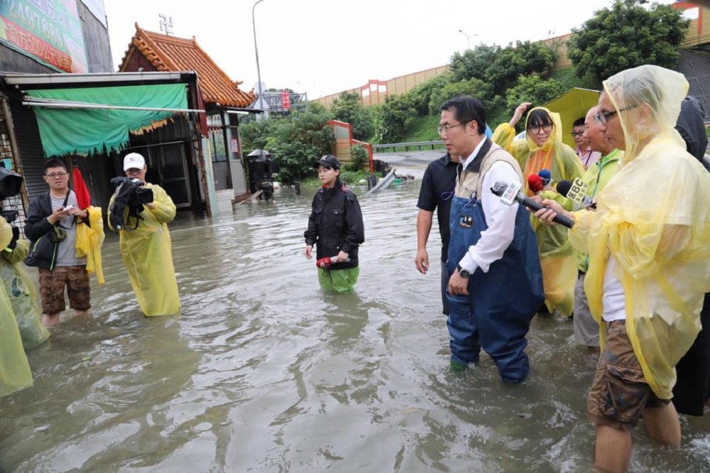 台南市長黃偉哲13日早視察淹水情形。 （圖片取自黃偉哲臉書）