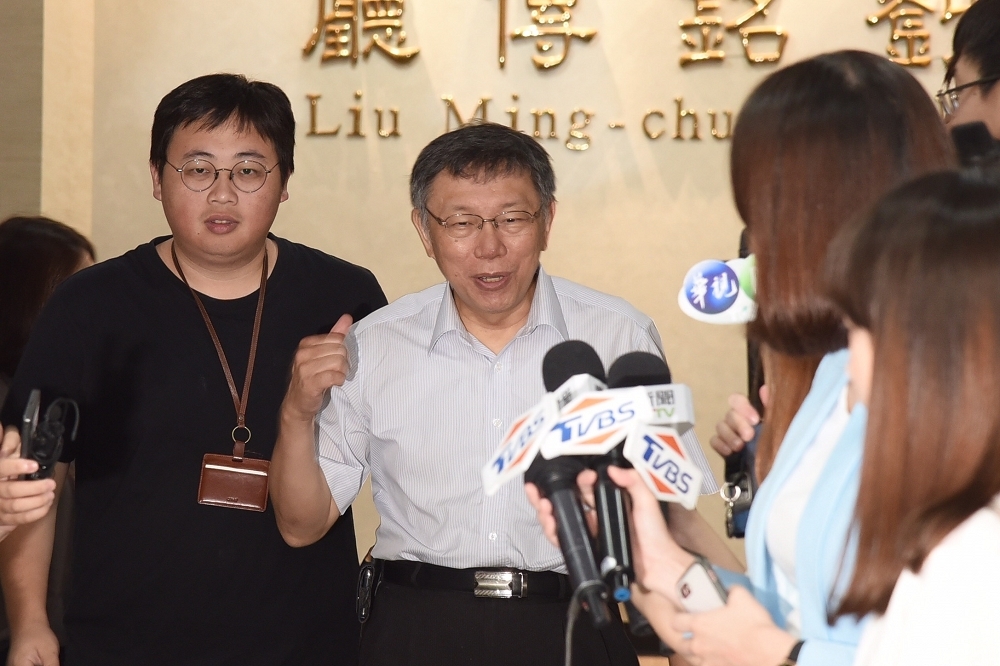 台北市長柯文哲13日表示，若郭台銘要選，必須對社會說明清楚，否則民進黨一定貼標籤，把郭打成「董建華2.0」。（攝影：蔣銀珊）