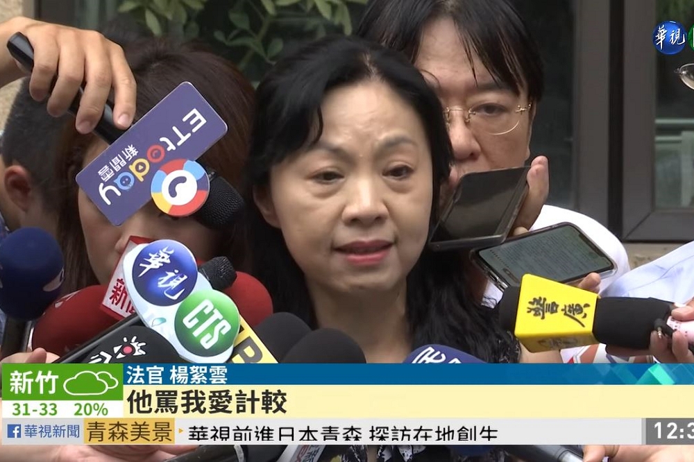 楊絮雲夫妻12日於最高法院前共同召開記者會，公布11項證據證明最高法院未以電腦抽籤分案。（翻攝自華視YouTube）