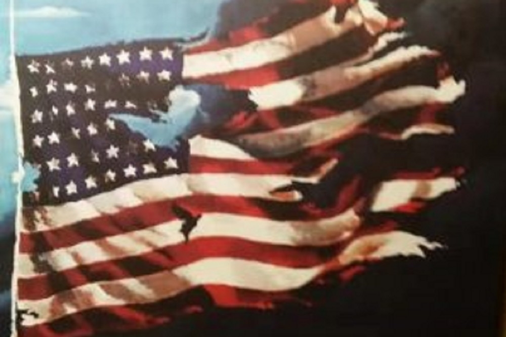 美國一個反政府分子焚燒國旗，最後被最高法院認定是在實行「表達自由」。（圖片取自獨立中文筆會）