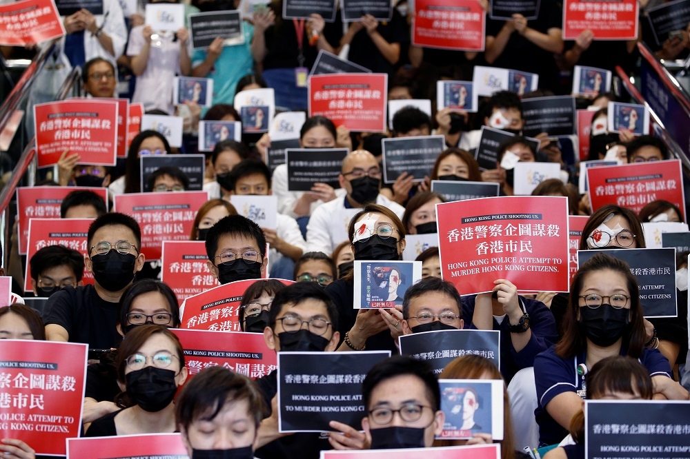 香港醫護人員發起靜坐抗議，譴責警方對抗議民眾過度使用武力。（湯森路透）
