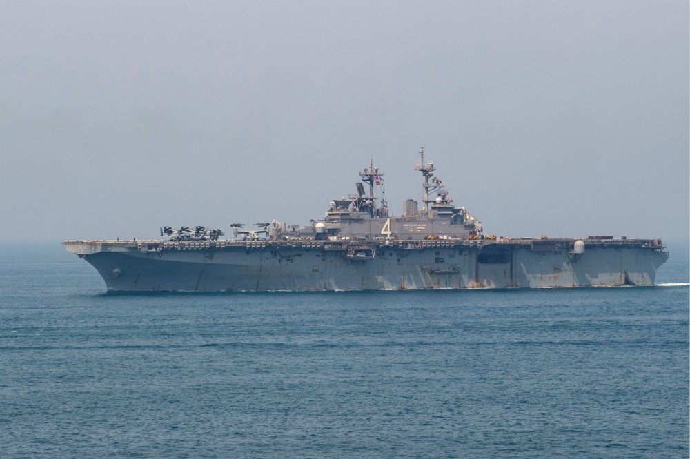 美軍陸戰隊麾下、「拳師號」兩棲攻擊艦也前往波斯灣海域巡航。（湯森路透）