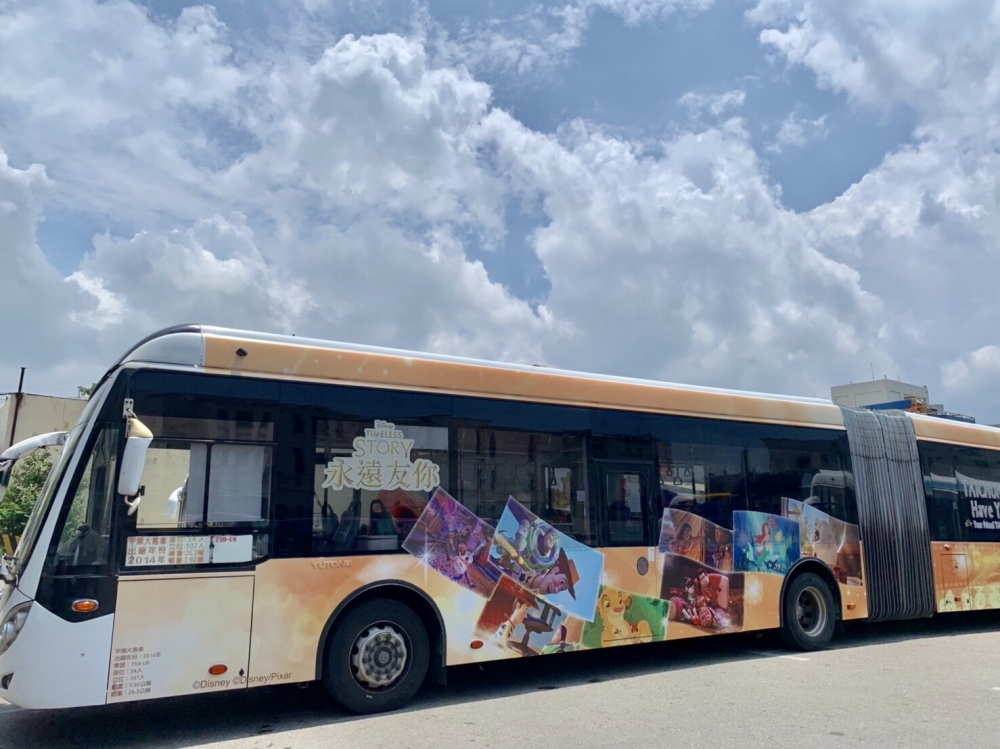 台中獨家全國首輛迪士尼彩繪雙節公車上路。(圖片來源:台中市政府)