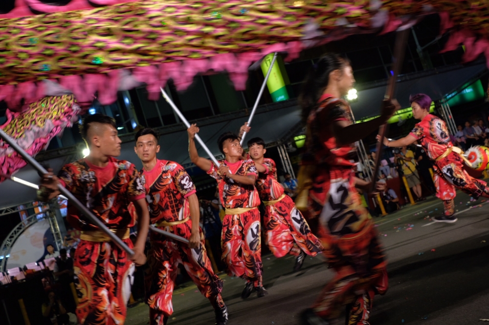 傳承165年的鷄籠中元祭登場，蔡英文總統也到場參加中元祭並參與遊行，晚上重頭戲還有有熱鬧放水燈活動。（攝影：蔣銀珊）