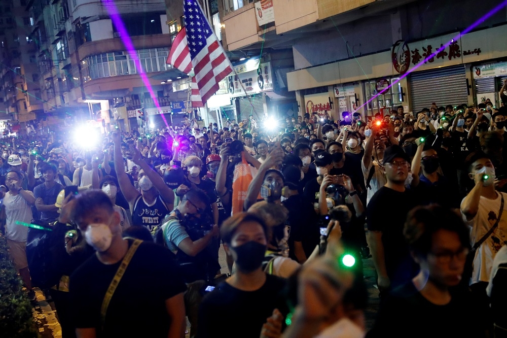 香港反送中抗議人士，14日發起「激光燒衣積陰德祈福晚會」。（湯森路透）