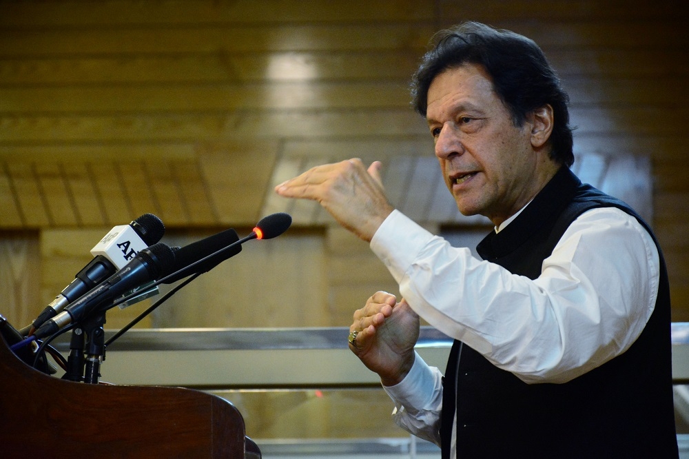 巴基斯坦總理伊姆蘭汗（Imran Khan）在巴控喀什米爾首府穆薩法拉巴德市（Muzaffarabad）發表獨立日演說。（湯森路透）
