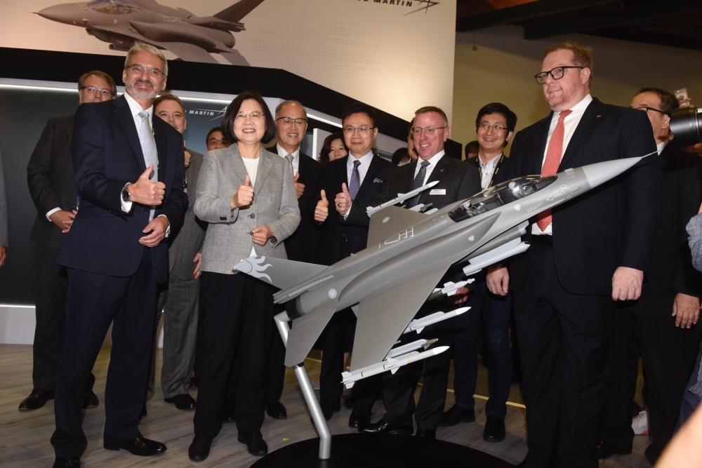 蔡英文總統15日出席「2019台北國際航太暨國防工業展」，與我國向美申購的F-16V戰機模型合照。（攝影：張哲偉）