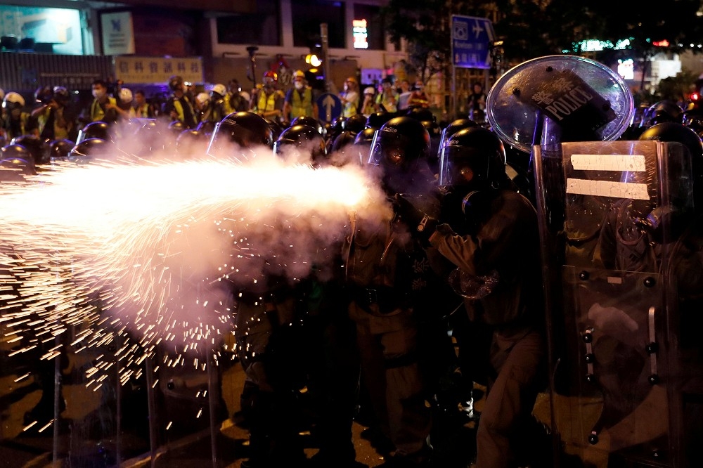 作者建議西方各國將香港員警列為恐怖主義組織，禁止香港特區政府高官和香港員警入境。（湯森路透）