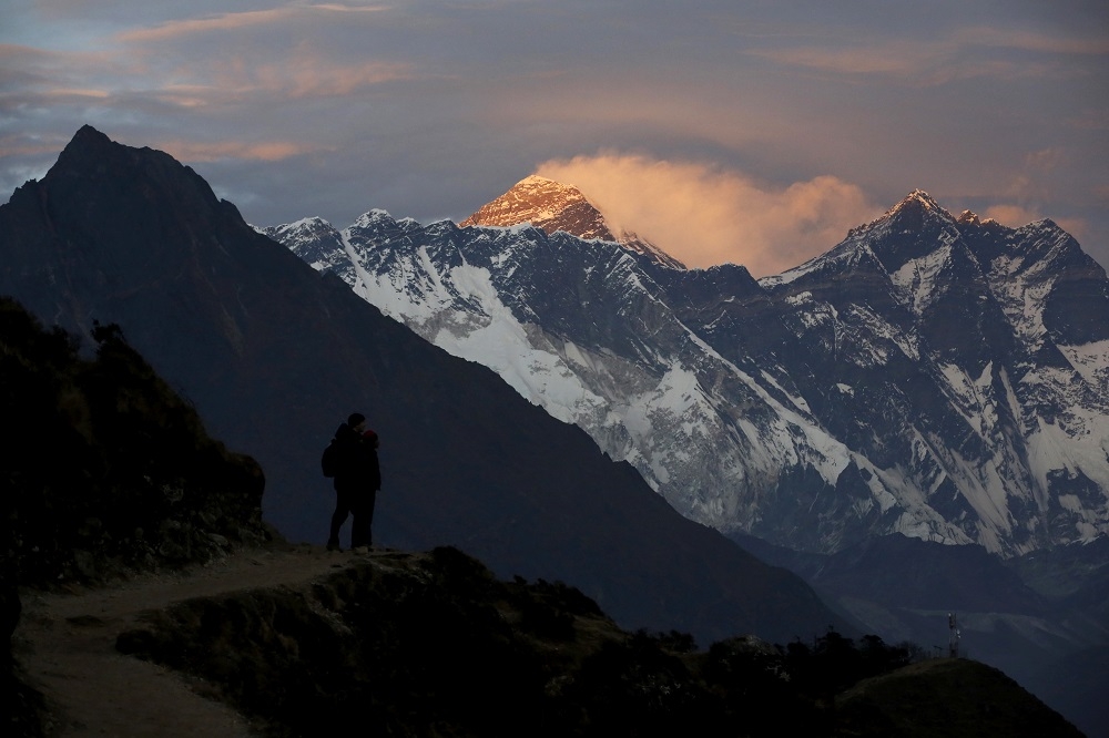 聖母峰吸引世界許多登山客。（湯森路透）