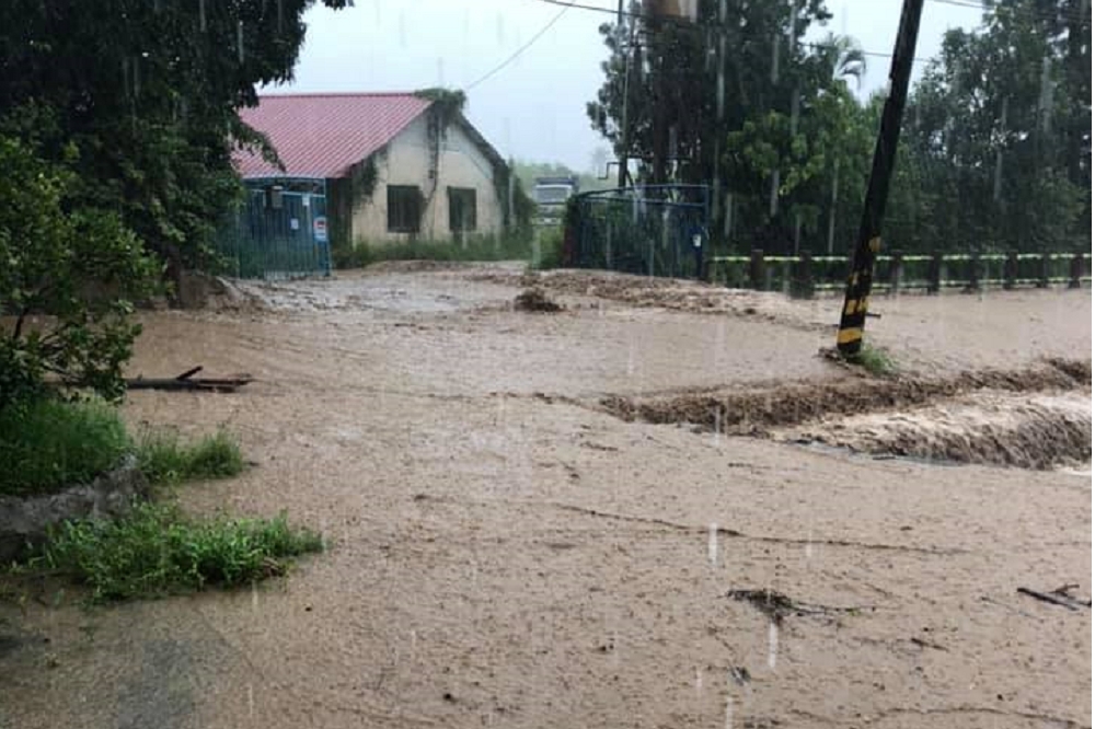高雄市美濃區因當地雨勢致河川水位暴漲，宣布美濃區16日中午12時起，停止上班、停止上課。（圖片取自美濃的天空）