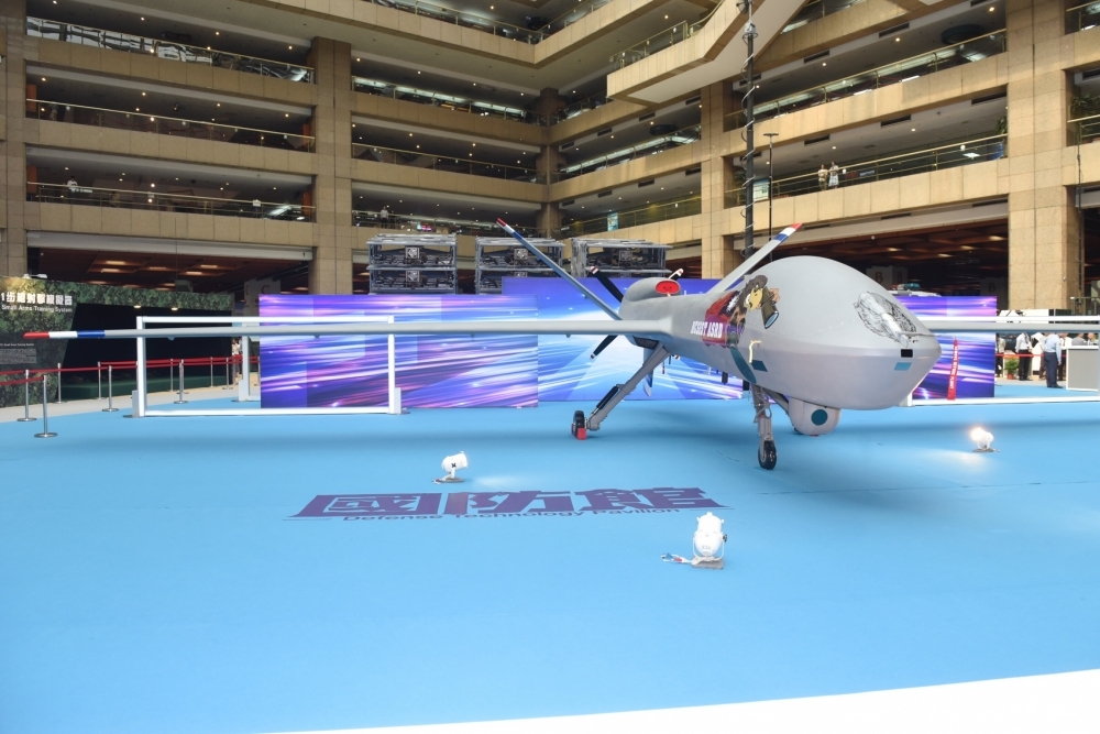 兩年一度的台北國際航太暨國防工業展在軍方展出多項武器裝備中，新版騰雲大型無人機最引人矚目。（攝影：張哲偉）