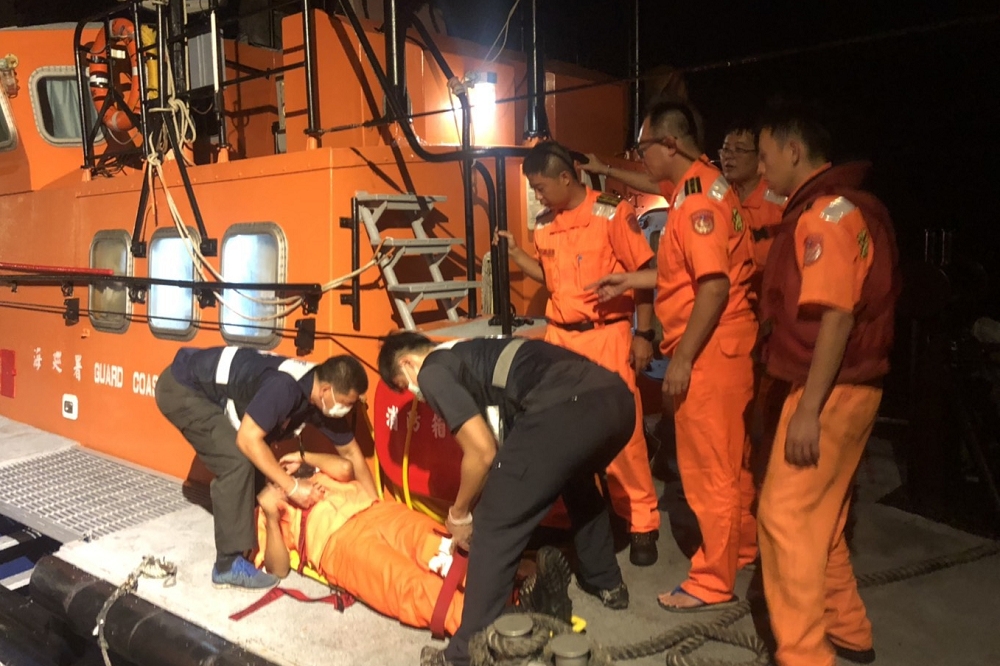 海巡署查扣了1艘在金門外海非法作業的中國漁船，因海象不穩，登船時遭遇長浪導致2名隊員受傷。（圖片由海巡署提供）