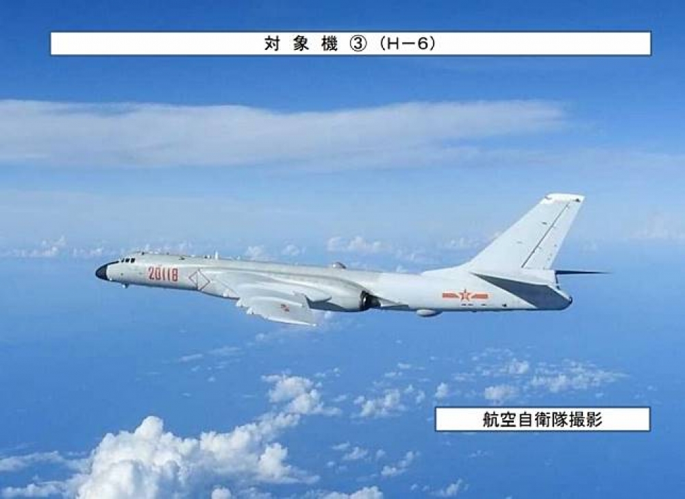 不過一天，中國轟六再出動，沿台海中線以西飛後，由南向北飛返原駐地。圖為日本防衛省統合幕僚監部所日前拍攝到的轟-6轟炸機。 （翻攝自mod.go.jp）
