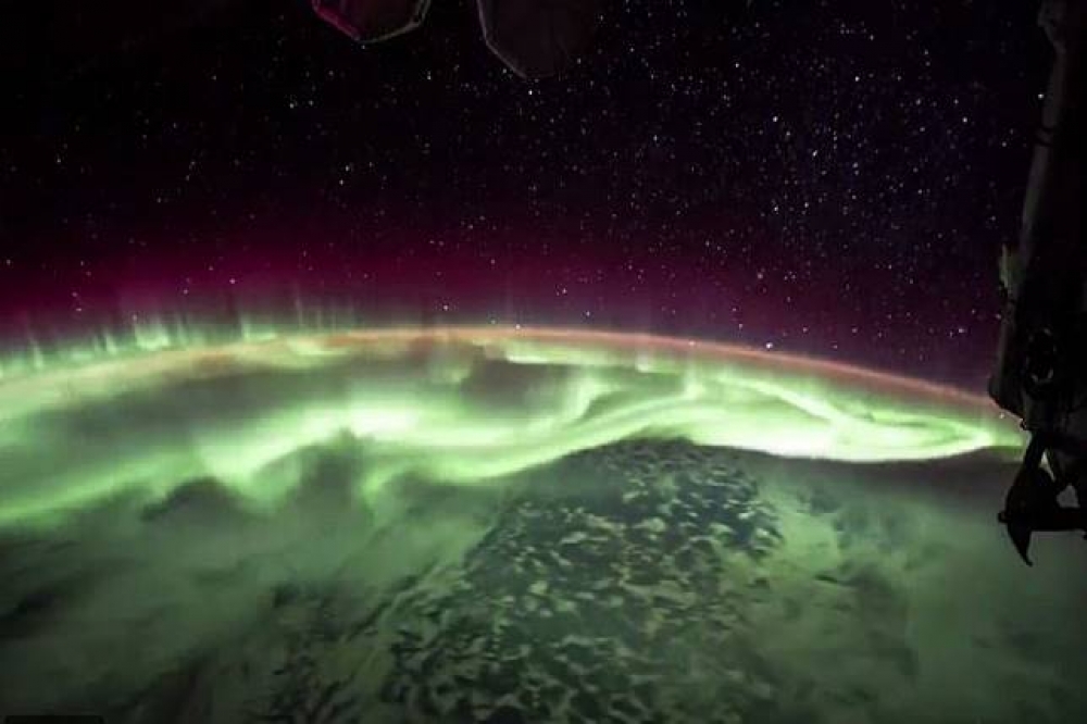 太空人費歇爾透過一段影片向世人展現了地球表面染上極光的神奇面貌，吸引世界許多民眾轉載分享。（翻攝自TWITTER@Astro2fish）