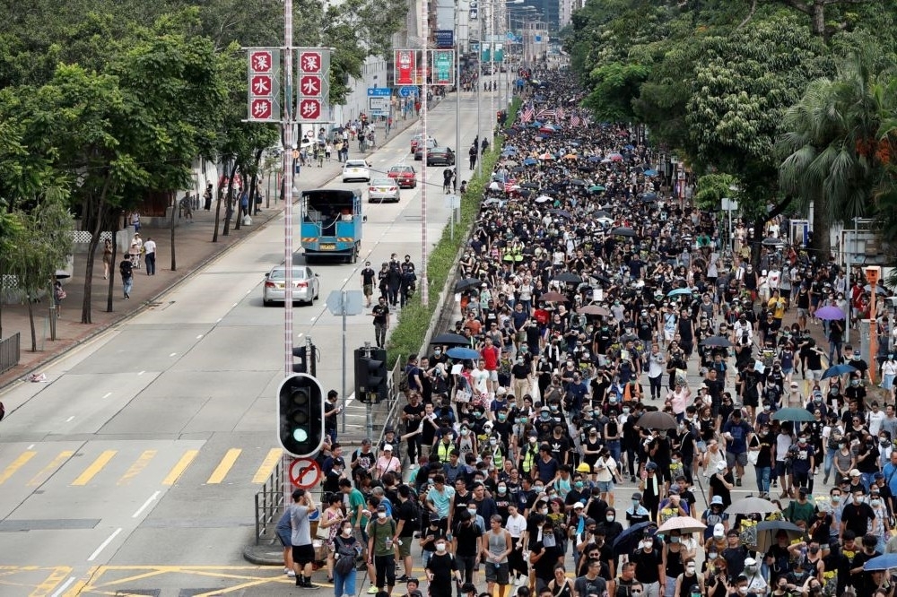 作者認為香港抗議的方式應該全面架設攝影機，包含將錄影、照相的圖像、文字資訊全面上網，向包含中國境內在內的全世界同步公佈。（湯森路透）