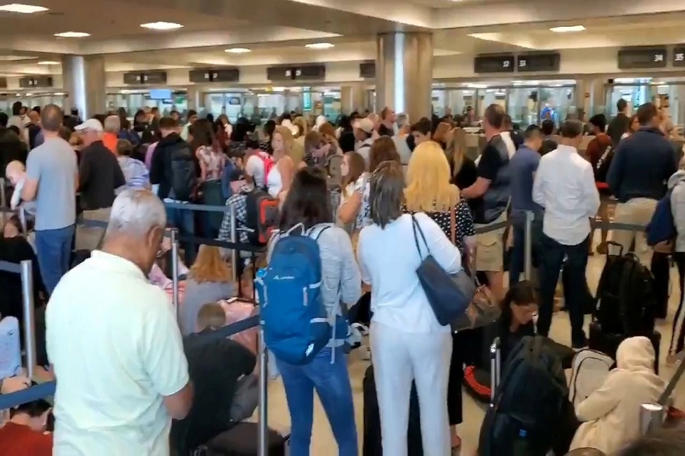 全美各大國際機場海關系統16日出現全面故障，導致旅客無法入境而大排長龍。（湯森路透）