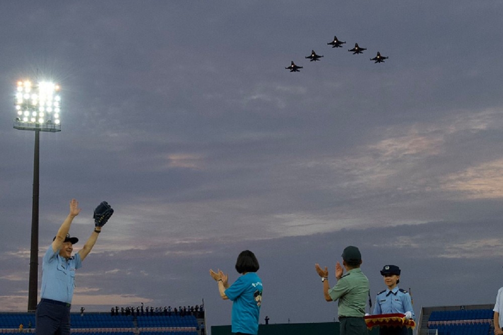 蔡英文總統與三軍司令參加16日桃園棒球場舉辦「阿迷趴英雄日」活動，現場有5架F-16戰機衝場。（圖片取自蔡英文臉書）