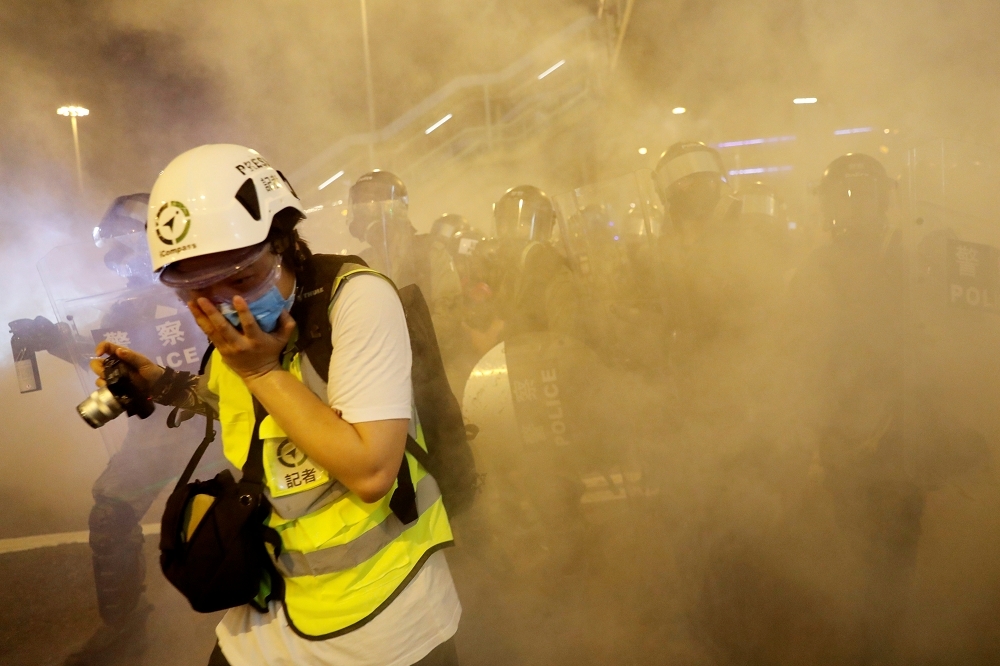 香港「反送中」抗爭持續兩個多月，港警從6月12日開出第一槍後，連日以催淚彈鎮壓示威者，但催淚彈不只影響示威者，還有週遭不分老少的民眾。（湯森路透）