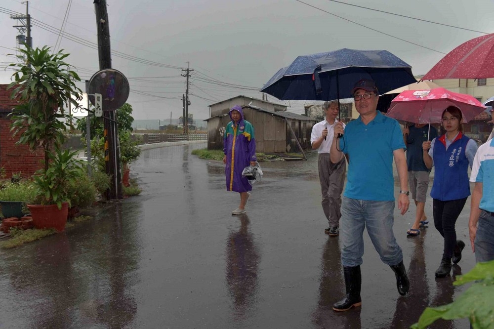 高雄市副市長李四川17日上午赴高雄路竹頂寮地區關心水情。（高雄市政府提供）