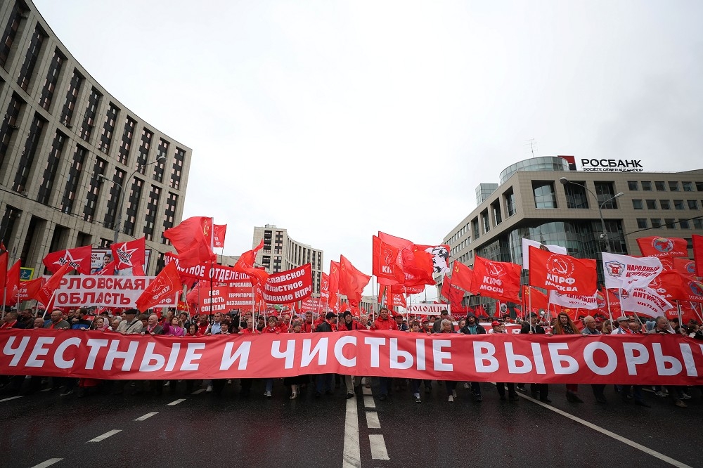 「俄羅斯聯邦共產黨」17日號召民眾上街呼籲「公平選舉」。（湯森路透）