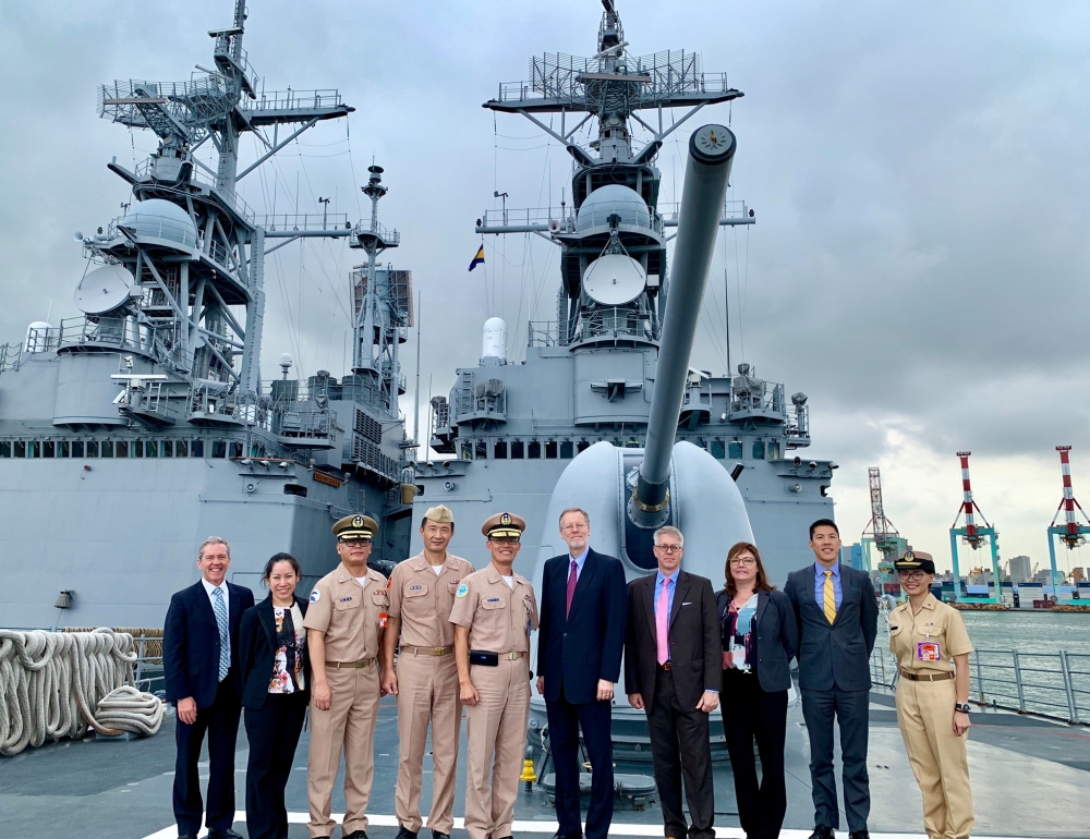 美國在台協會處長酈英傑（左起第6位）20日南下高雄海軍基地參訪美售台的軍艦。（圖片取自AIT臉書）