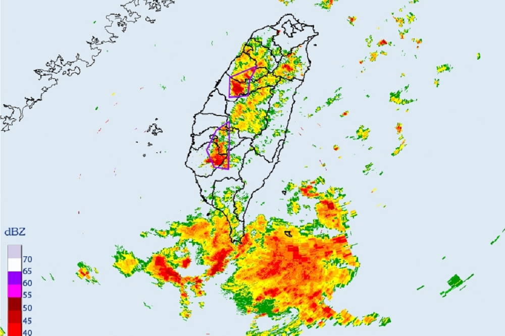 中央氣象局20日針對台灣中南部8縣市發布「大雷雨即時訊息」，範圍包括苗栗縣，南投縣、台中市、雲林縣、嘉義縣市、台南市、高雄市；紫色框內為示警區域。（圖片取自中央氣象局）