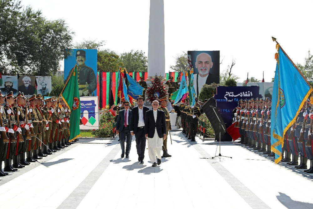 阿富汗總統甘尼（圖中央）於首都校閱軍警，慶祝獨立100週年國慶日。（湯森路透）